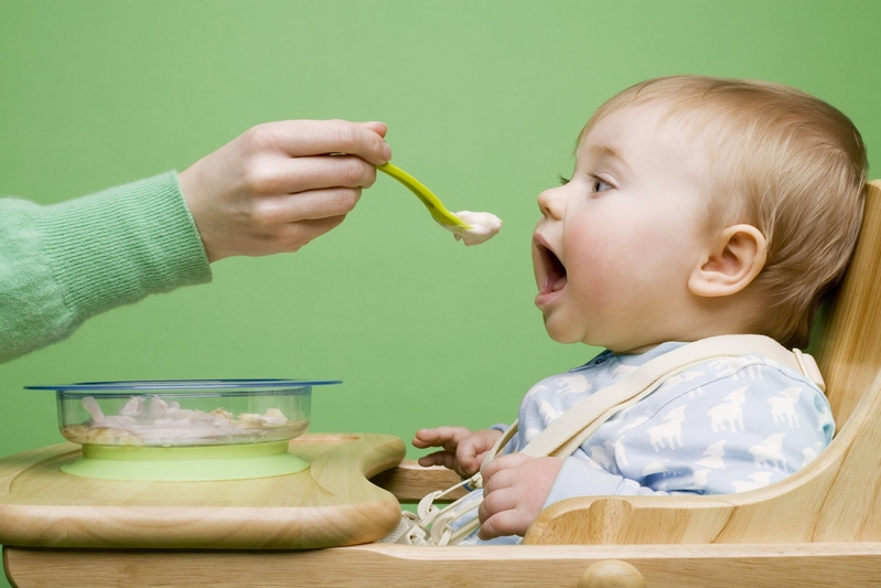 When can children start eating baby food? Advice on when and how to introduce solid foods to your baby